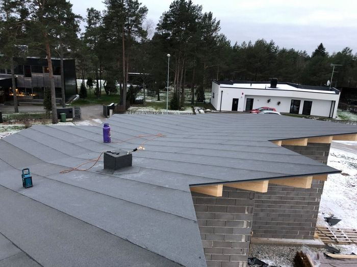 Valmis bituumenkattega lamekatus modernsel plokkmajal